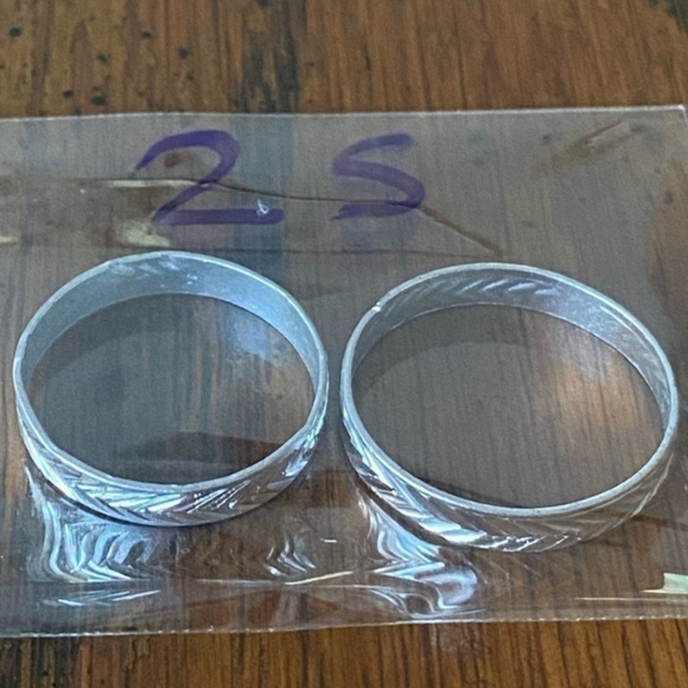 NEW - Fine Fashion Unisex Lightweight Aluminum 2 Count Rings (Silver / 16-19MM)